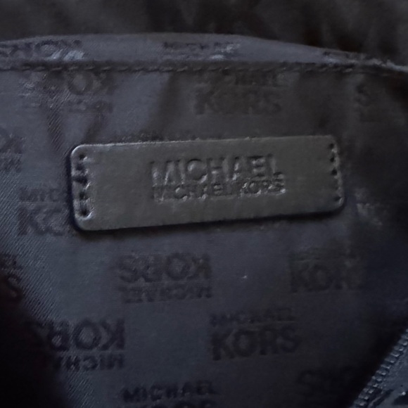 Michael Kors ⭐️ Black Signature Tote with Gold Chain Straps - Picture 5 of 5